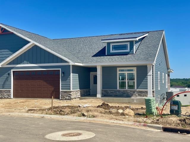 craftsman house featuring a garage