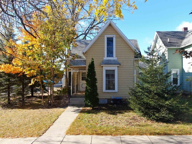 view of front facade with a front yard