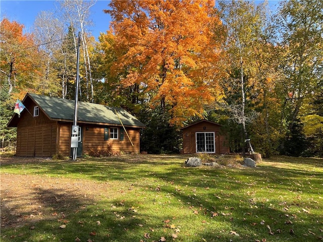 view of yard with an outbuilding