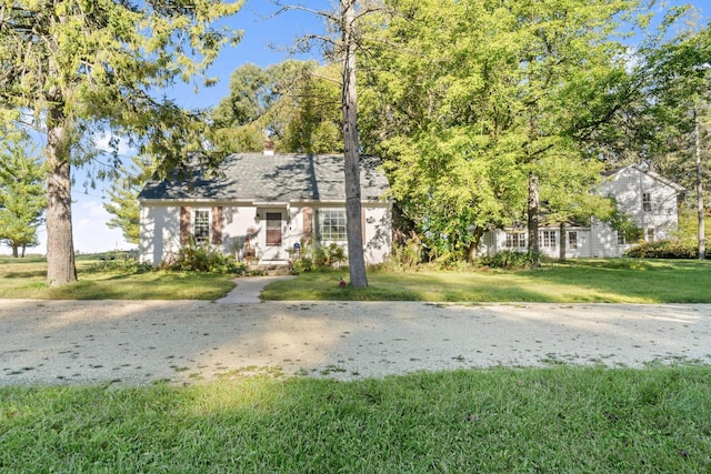 view of front of house with a front lawn