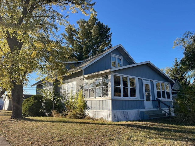 view of front of property with a front lawn