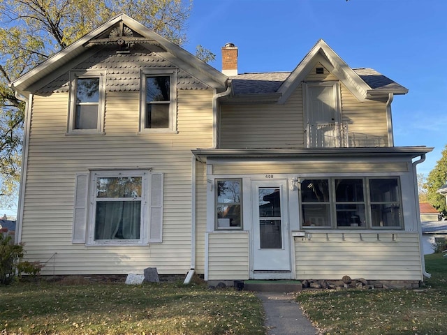 view of front facade featuring a front yard