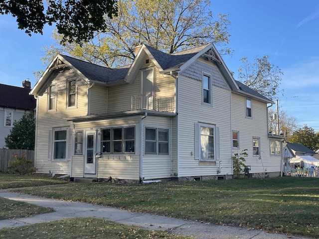 view of front of property featuring a front lawn