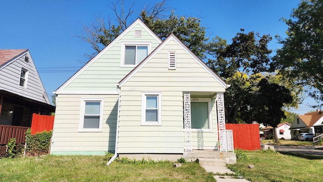 view of front facade with a front yard