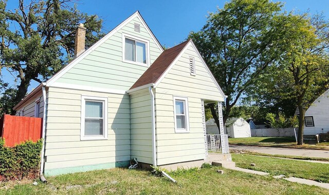 view of side of property featuring a lawn