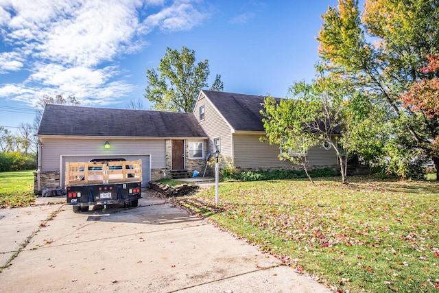 view of front of property featuring a front yard and a garage