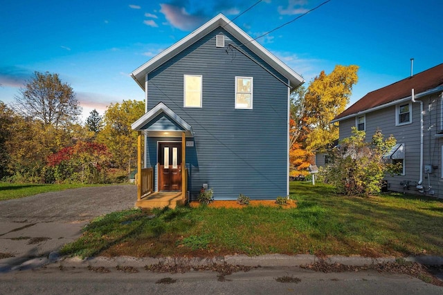 front facade featuring a yard