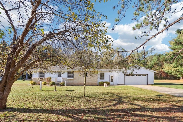 view of front of property featuring a front lawn and a garage