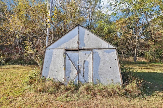 view of outdoor structure with a yard