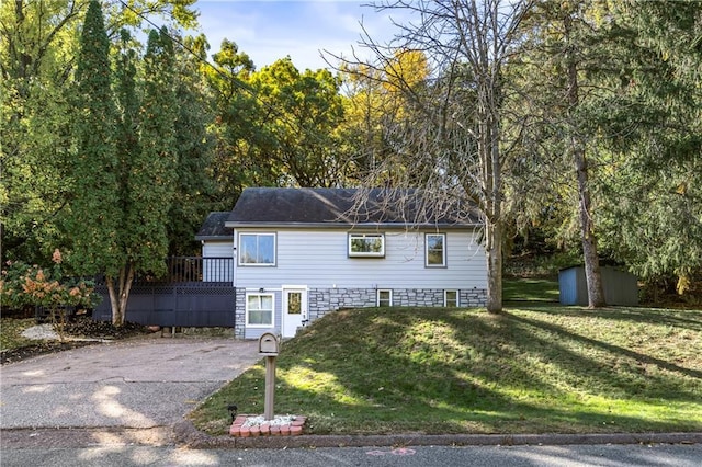 view of front of home featuring a front yard