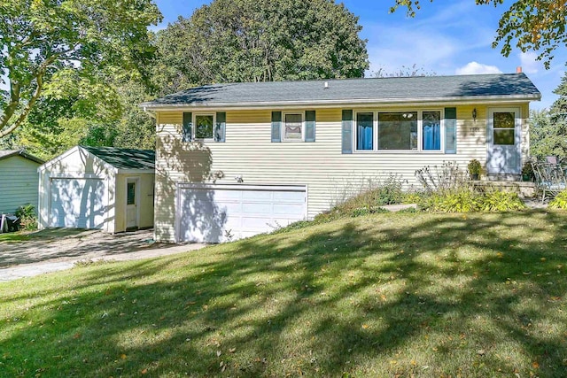 view of front of property featuring a front yard and a garage