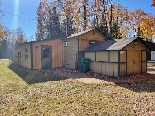 view of outdoor structure with a yard