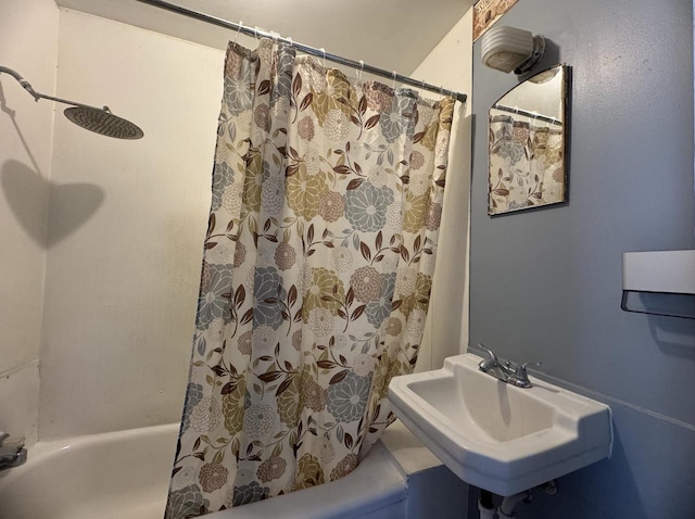 bathroom featuring sink and shower / bath combo