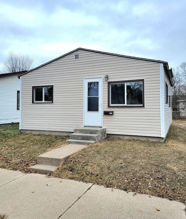 view of front of property featuring a front yard