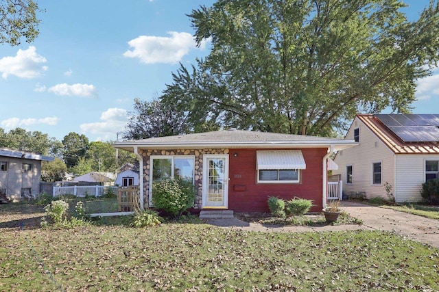 view of front of house featuring a front yard