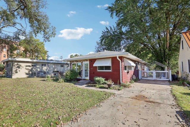 view of front of house featuring a front yard