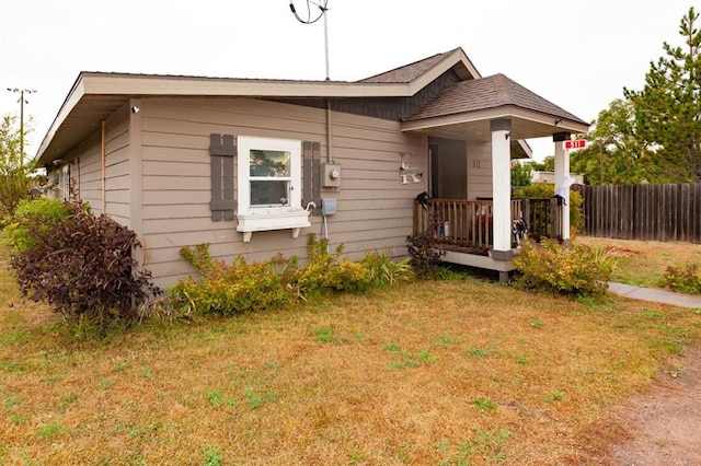 view of front of home featuring a front lawn