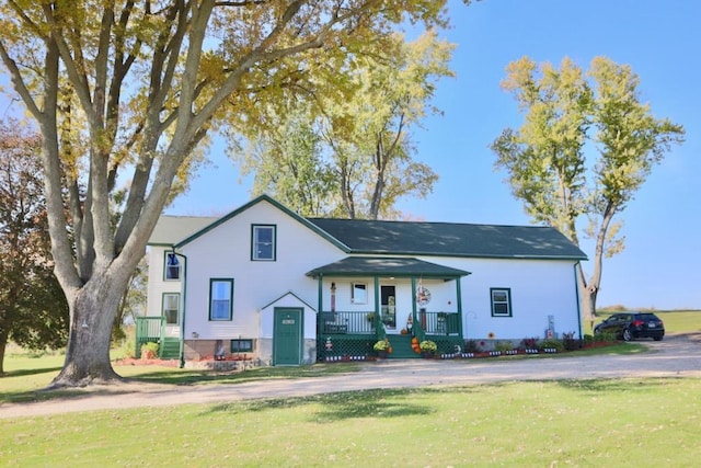 view of front facade featuring covered porch and a front yard