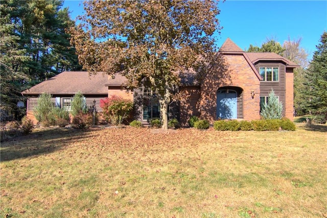 view of front of property featuring a front yard