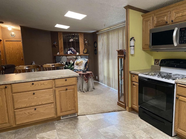 kitchen with a textured ceiling, electric range, kitchen peninsula, ornamental molding, and light colored carpet