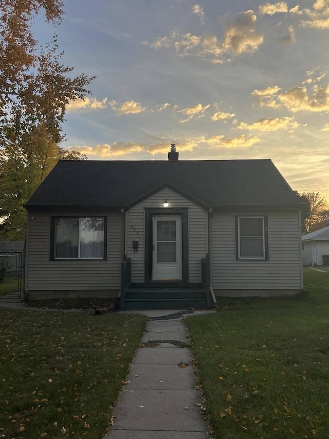 view of front of property featuring a yard