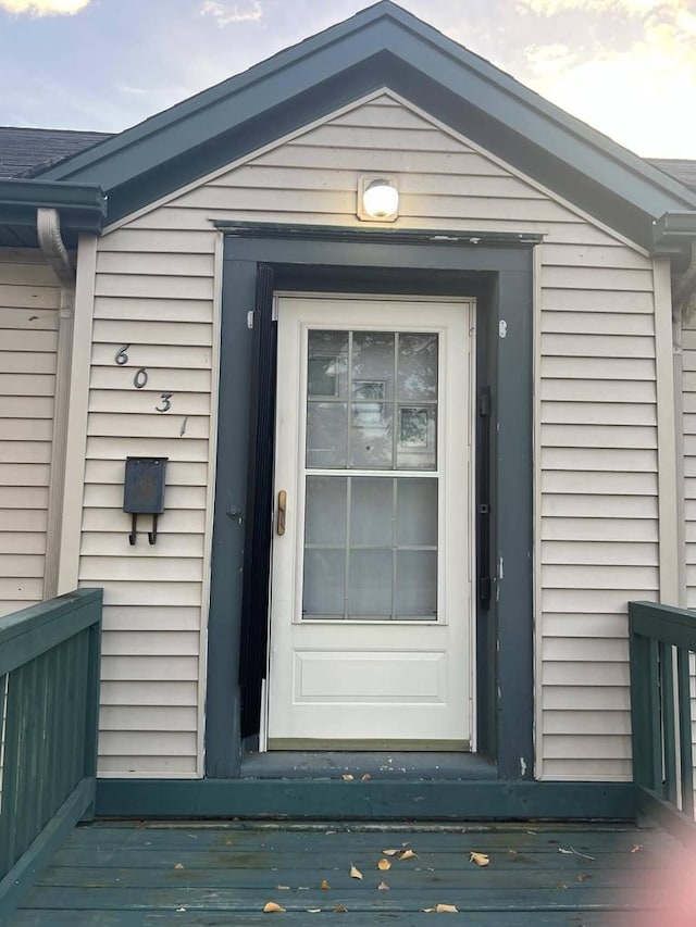 property entrance featuring a deck