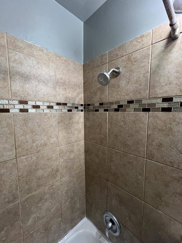 room details with tiled shower / bath