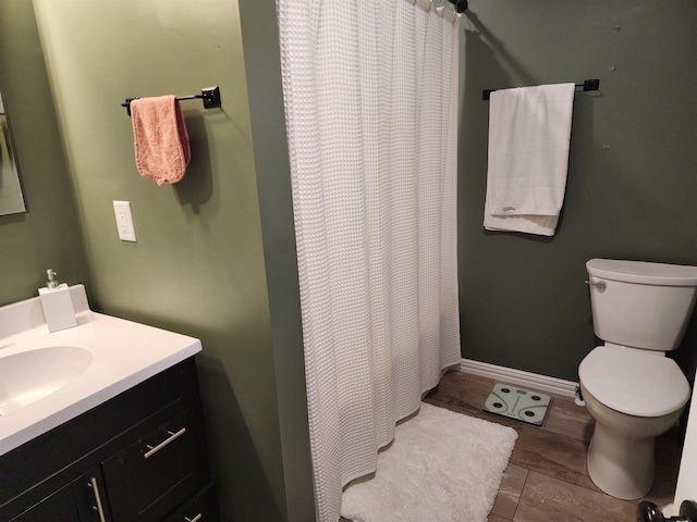 bathroom featuring a shower with curtain, vanity, and toilet