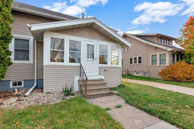 view of front facade with a front yard