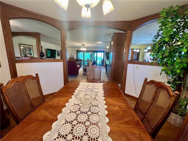 dining space with ceiling fan