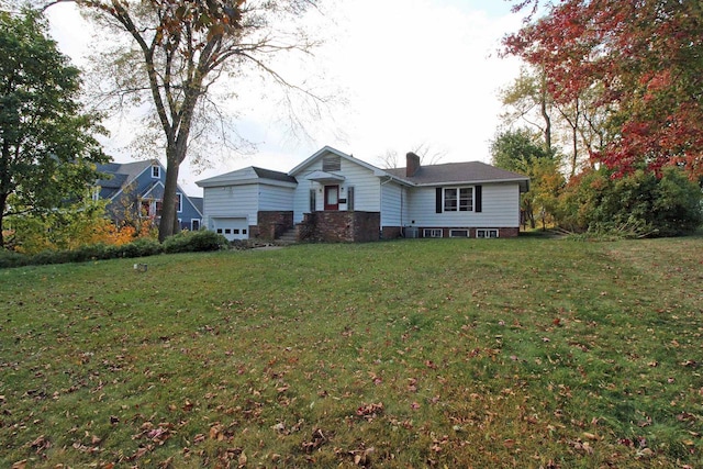 view of front of property featuring a front yard