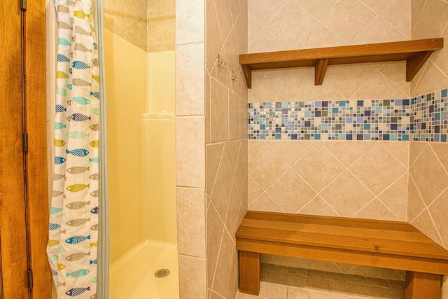 bathroom featuring a shower with shower curtain