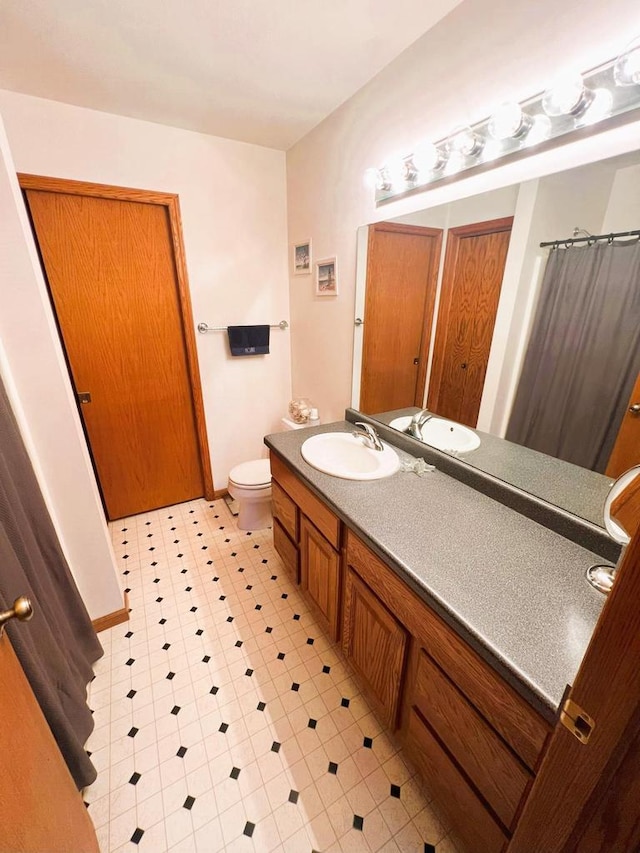 6848 Moonlight Cir, Sun Prairie, WI 53590 - full bathroom with vanity, toilet, and curtained shower