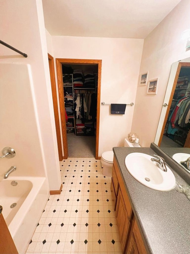6848 Moonlight Cir, Sun Prairie, WI 53590 - full bath with vanity, a walk in closet, toilet, shower / washtub combination, and baseboards