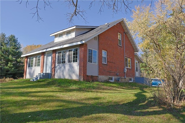 view of front of home featuring a front yard