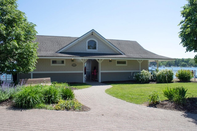 view of front of property with a front yard