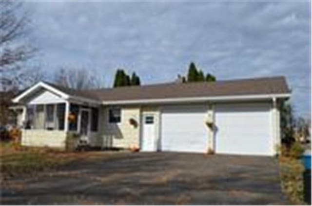 view of front facade featuring a garage