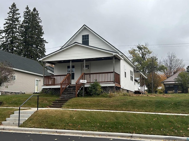 view of front of property featuring a front yard and a porch