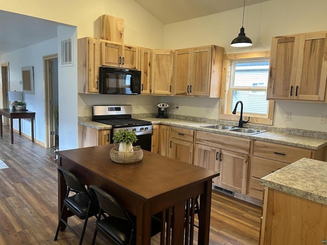 kitchen featuring sink, stainless steel range with gas cooktop, lofted ceiling, and dark hardwood / wood-style flooring