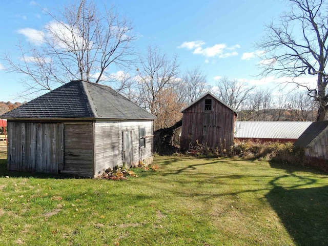 view of yard featuring a storage unit