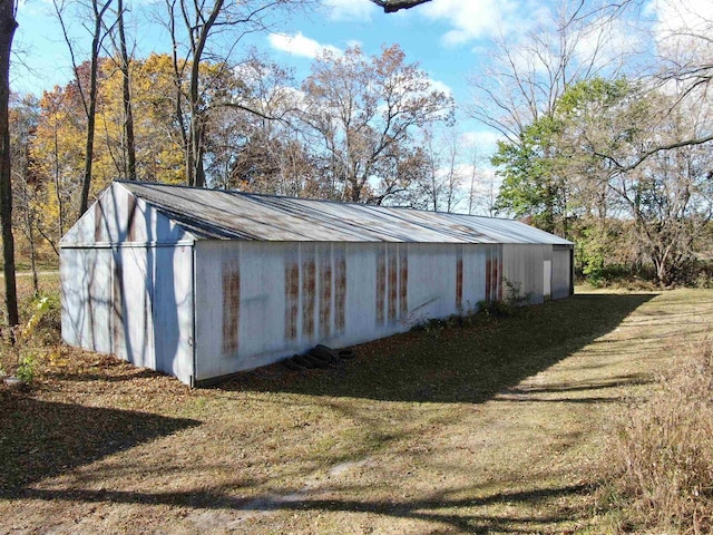 view of outdoor structure featuring a yard