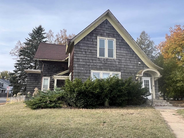 view of front of property featuring a front yard