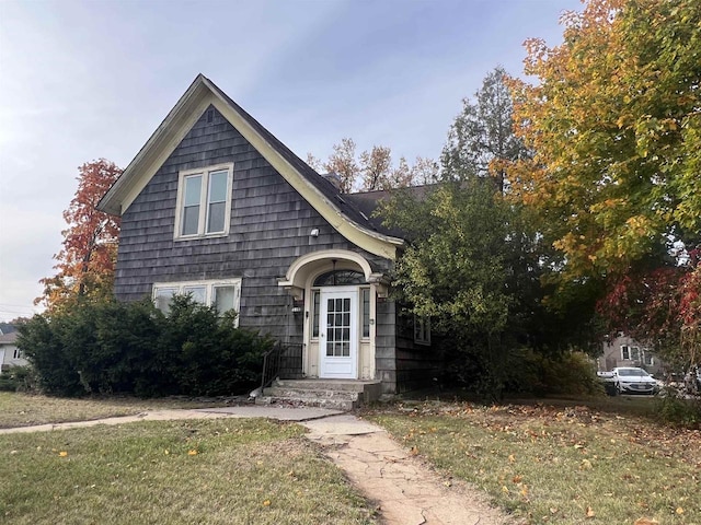 view of front of house with a front lawn