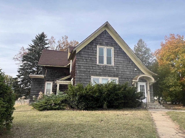 view of front facade featuring a front yard