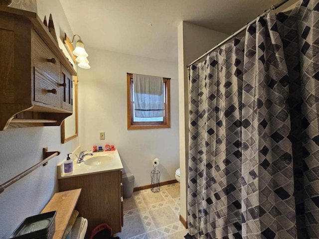 full bath with a shower with shower curtain, baseboards, toilet, and vanity