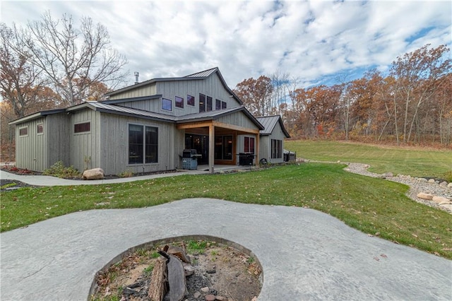 back of house featuring a yard