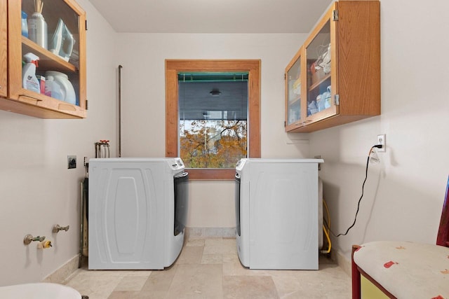 washroom featuring washing machine and clothes dryer