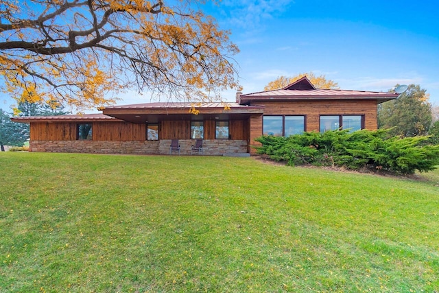 view of front of home featuring a front yard