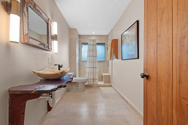 full bathroom featuring toilet, a textured ceiling, sink, and shower / bath combo