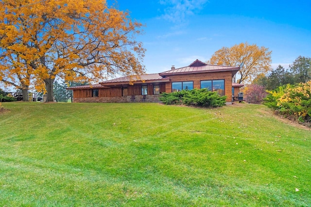 back of house featuring a lawn